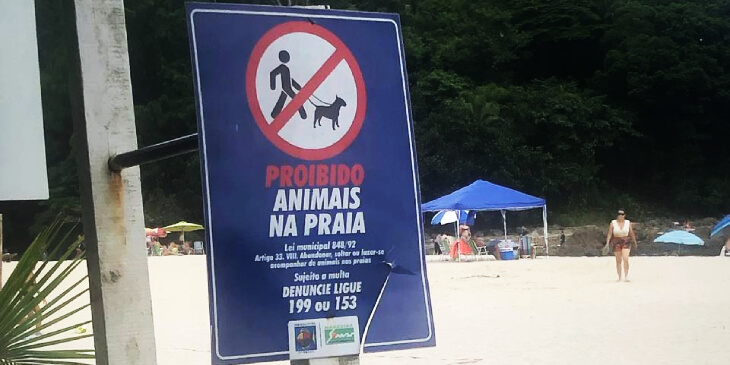 placa com os dizeres Proibido Animais Na Praia